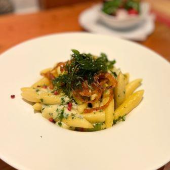 Goldgelbe Schupfnudeln